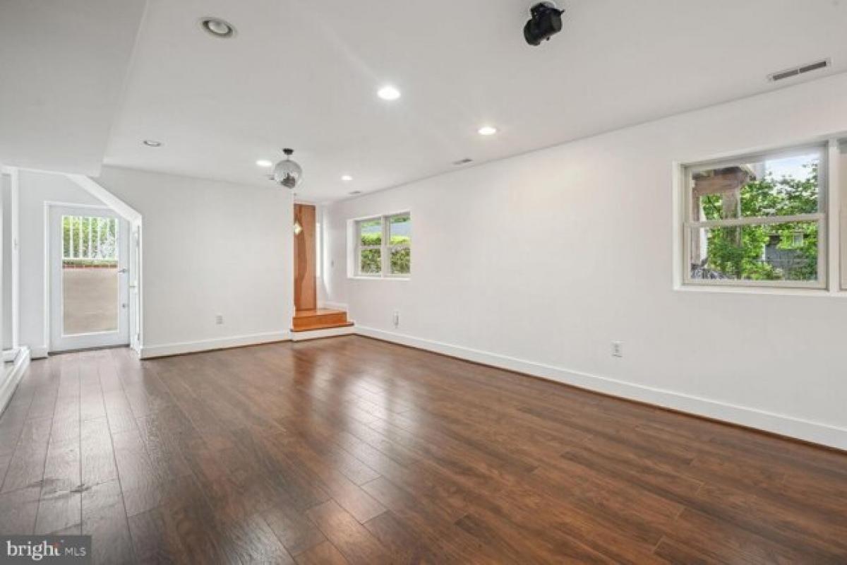 Picture of Home For Sale in Bethesda, Maryland, United States