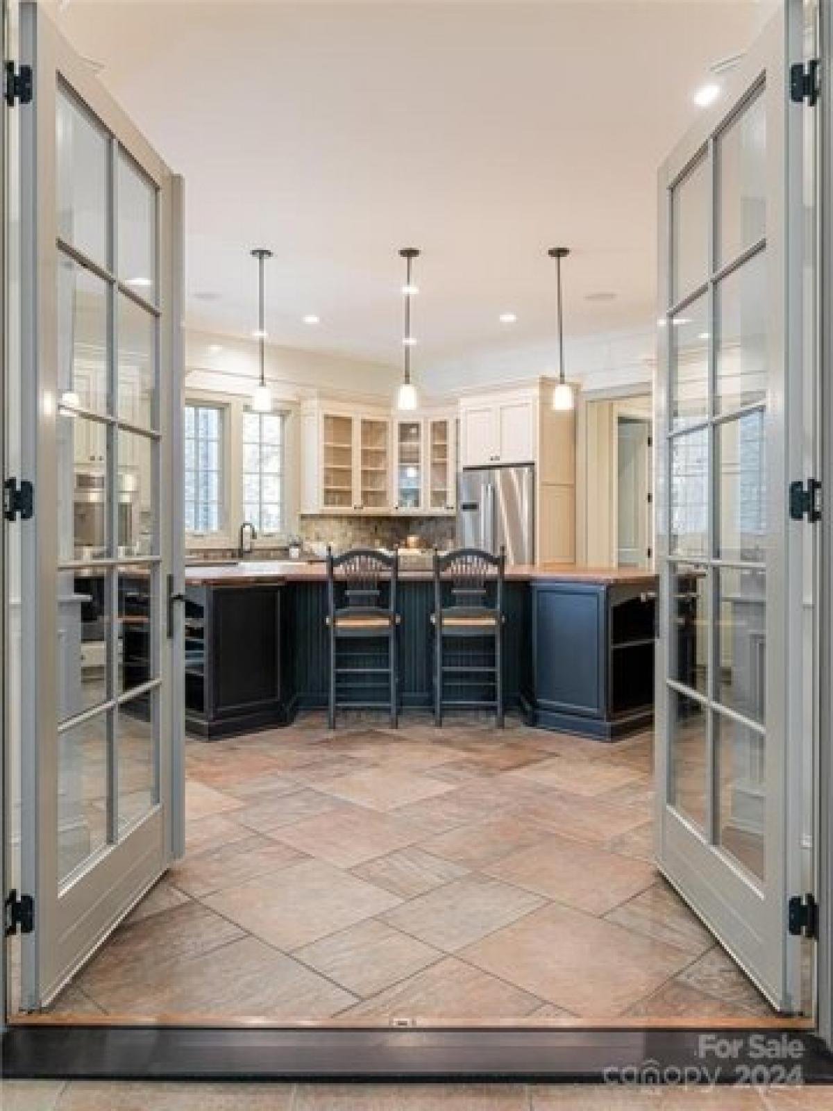 Picture of Home For Sale in Asheville, North Carolina, United States