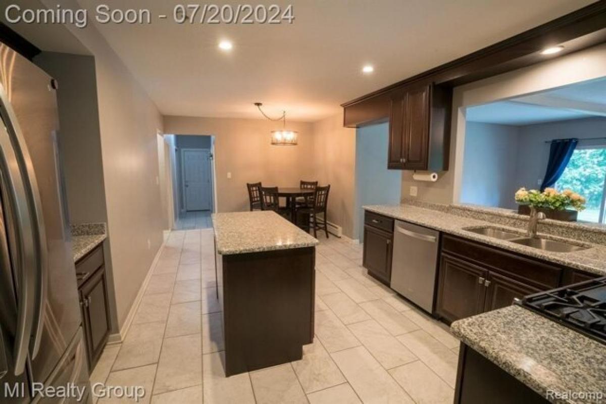 Picture of Home For Sale in Clinton Township, Michigan, United States