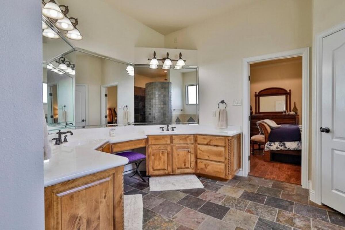 Picture of Home For Sale in Burleson, Texas, United States