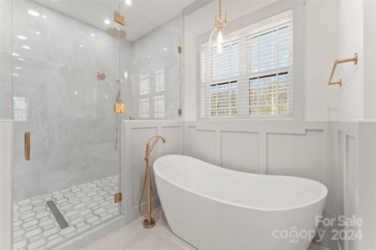 Picture of Home For Sale in Hendersonville, North Carolina, United States