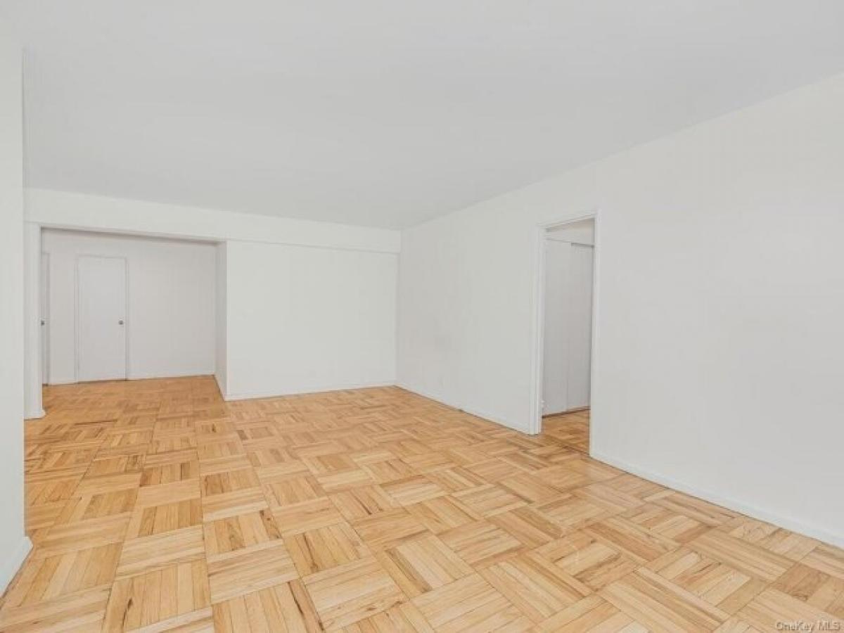 Picture of Home For Sale in Yonkers, New York, United States