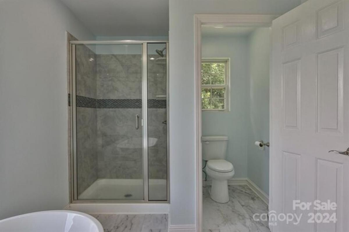 Picture of Home For Sale in Mount Airy, North Carolina, United States