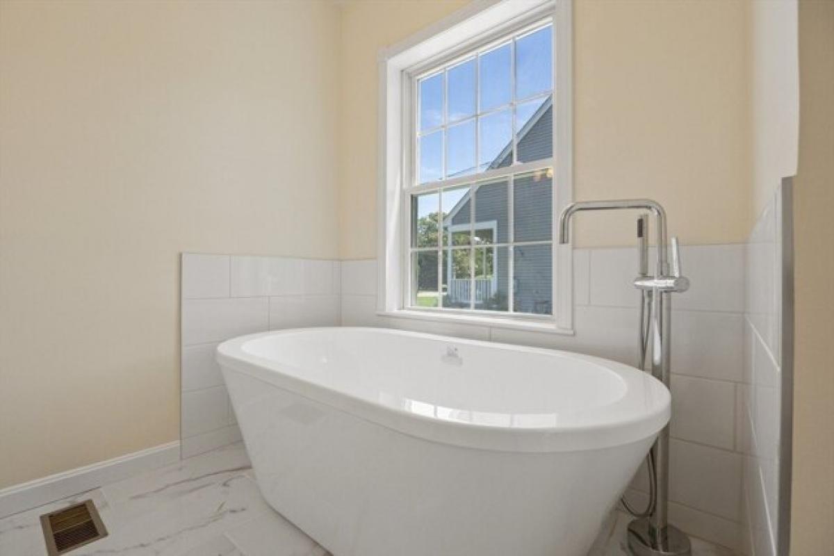 Picture of Home For Sale in Falmouth, Massachusetts, United States