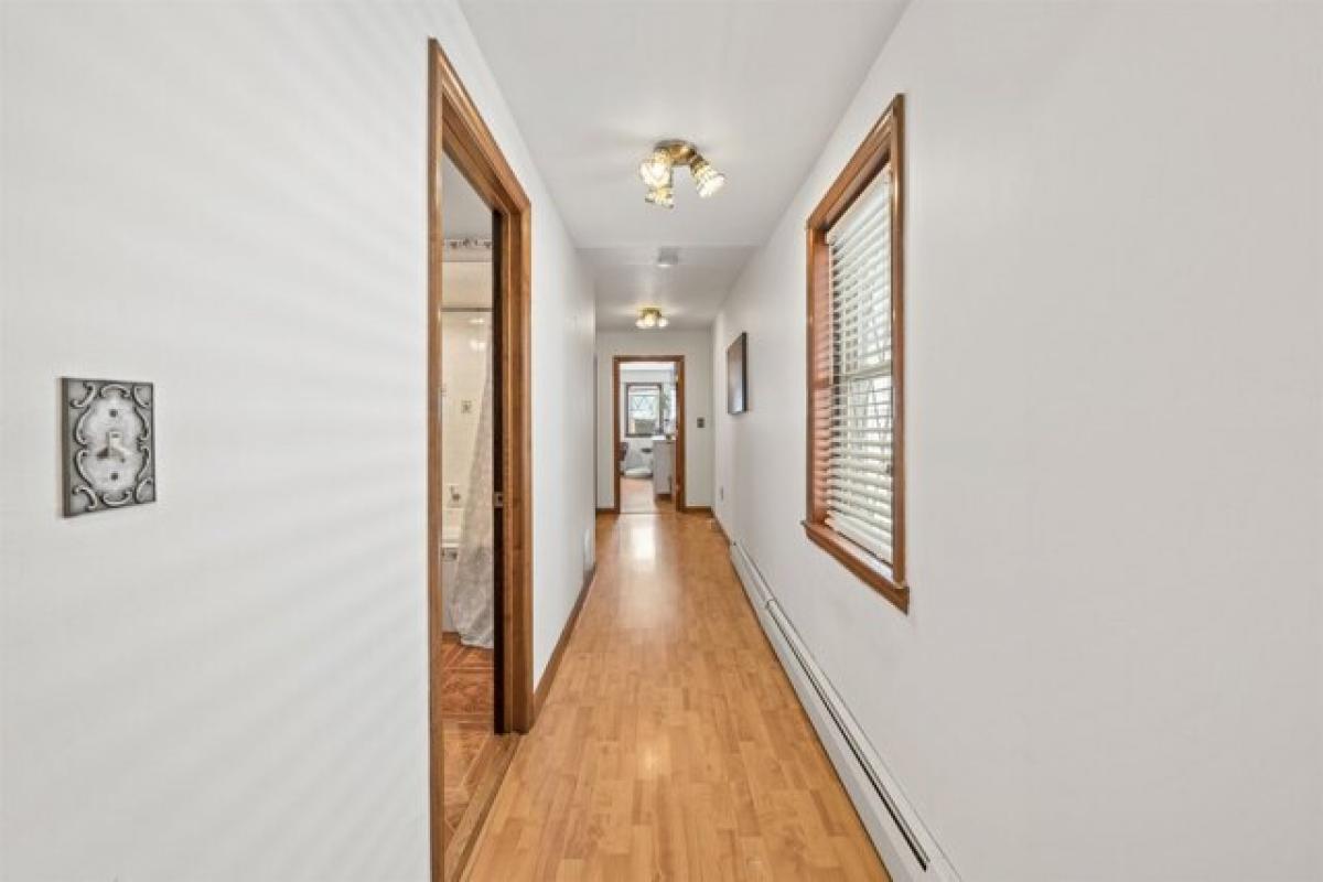 Picture of Home For Sale in Bayonne, New Jersey, United States