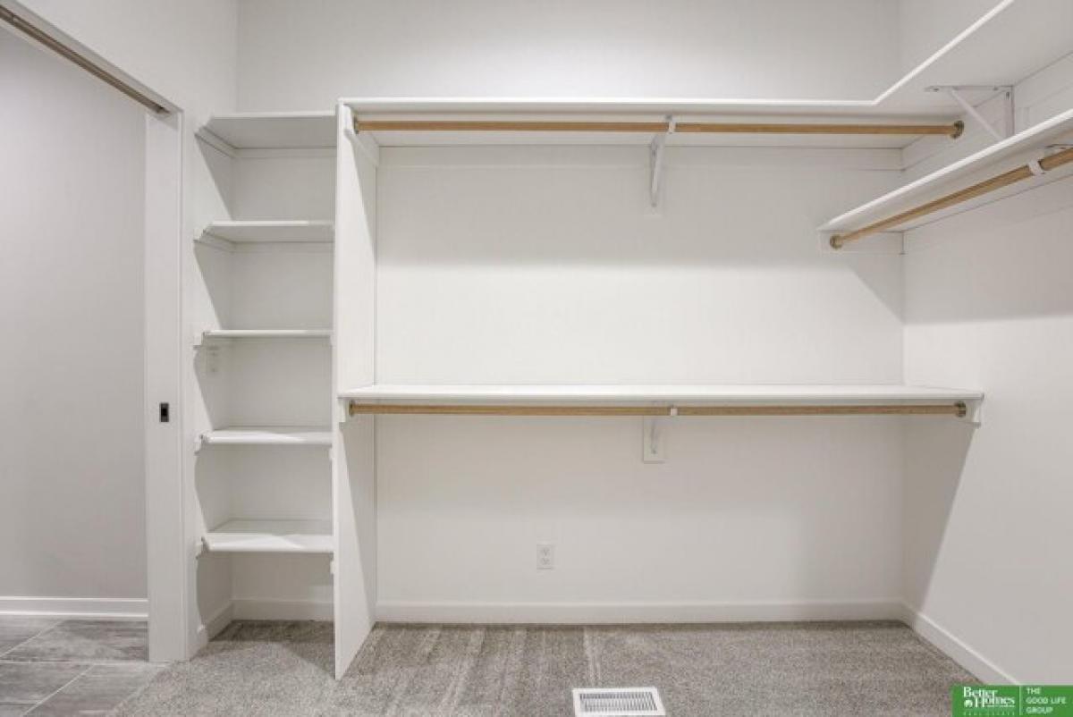 Picture of Home For Sale in Elkhorn, Nebraska, United States