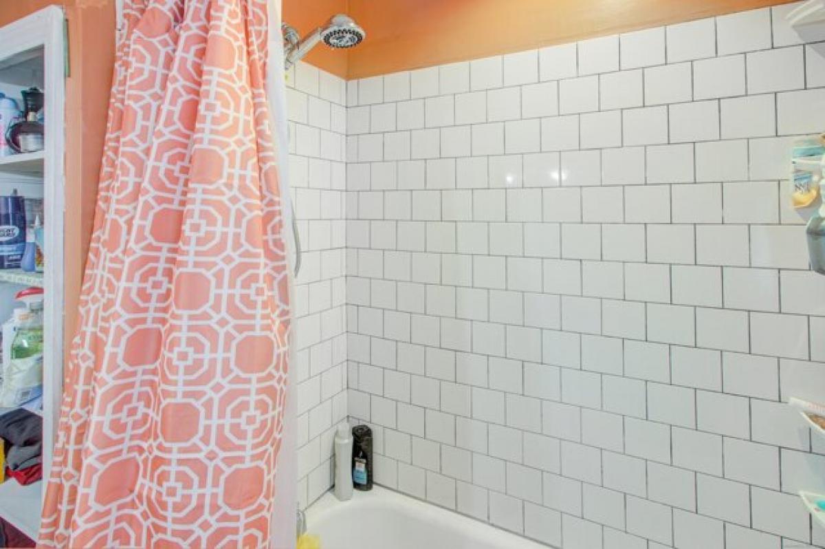 Picture of Home For Sale in Waterbury, Connecticut, United States