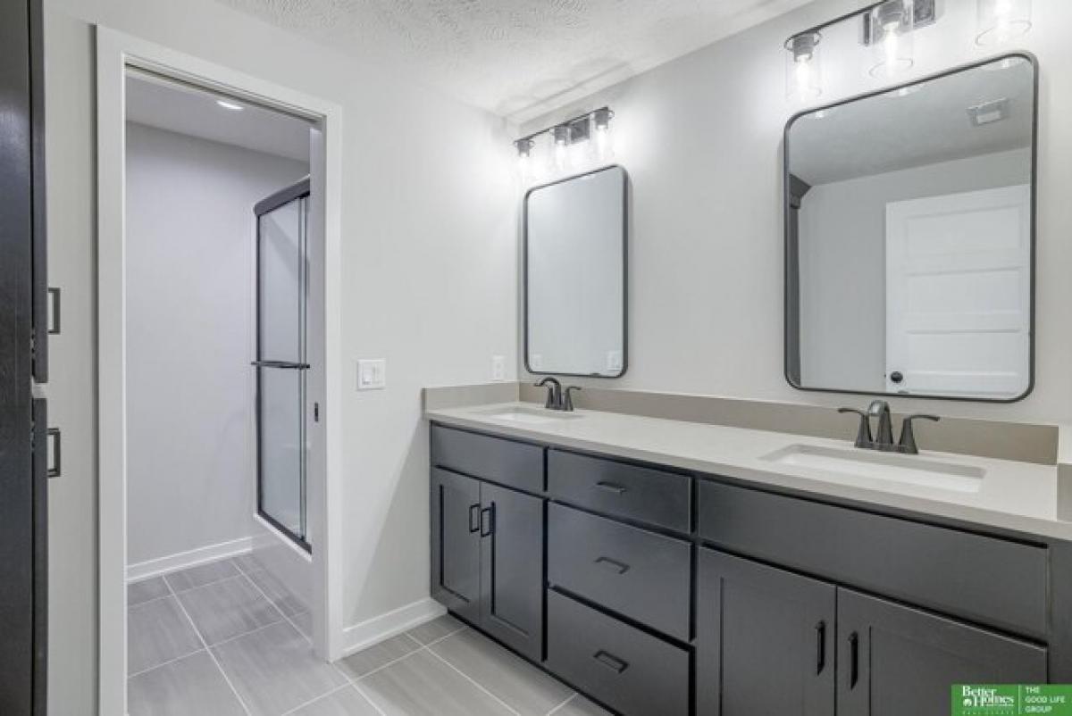 Picture of Home For Sale in Elkhorn, Nebraska, United States