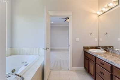 Home For Sale in Happy Valley, Oregon