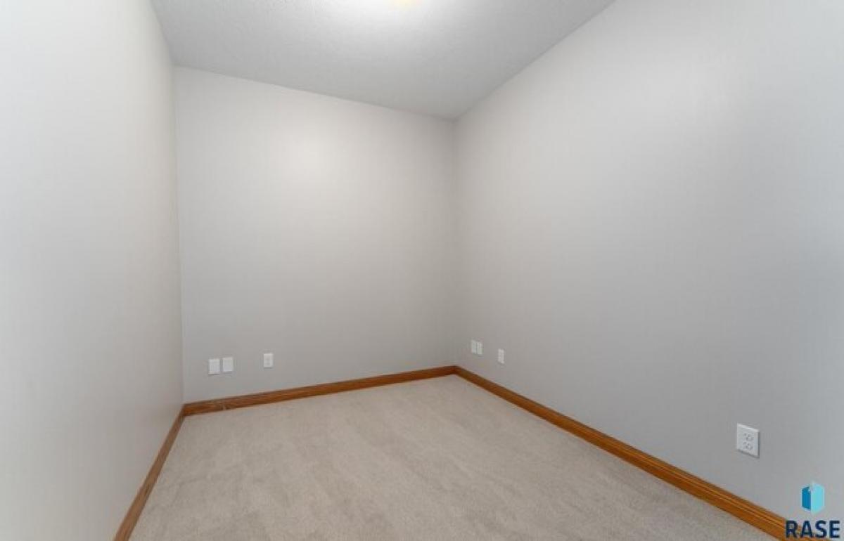 Picture of Home For Sale in Sioux Falls, South Dakota, United States