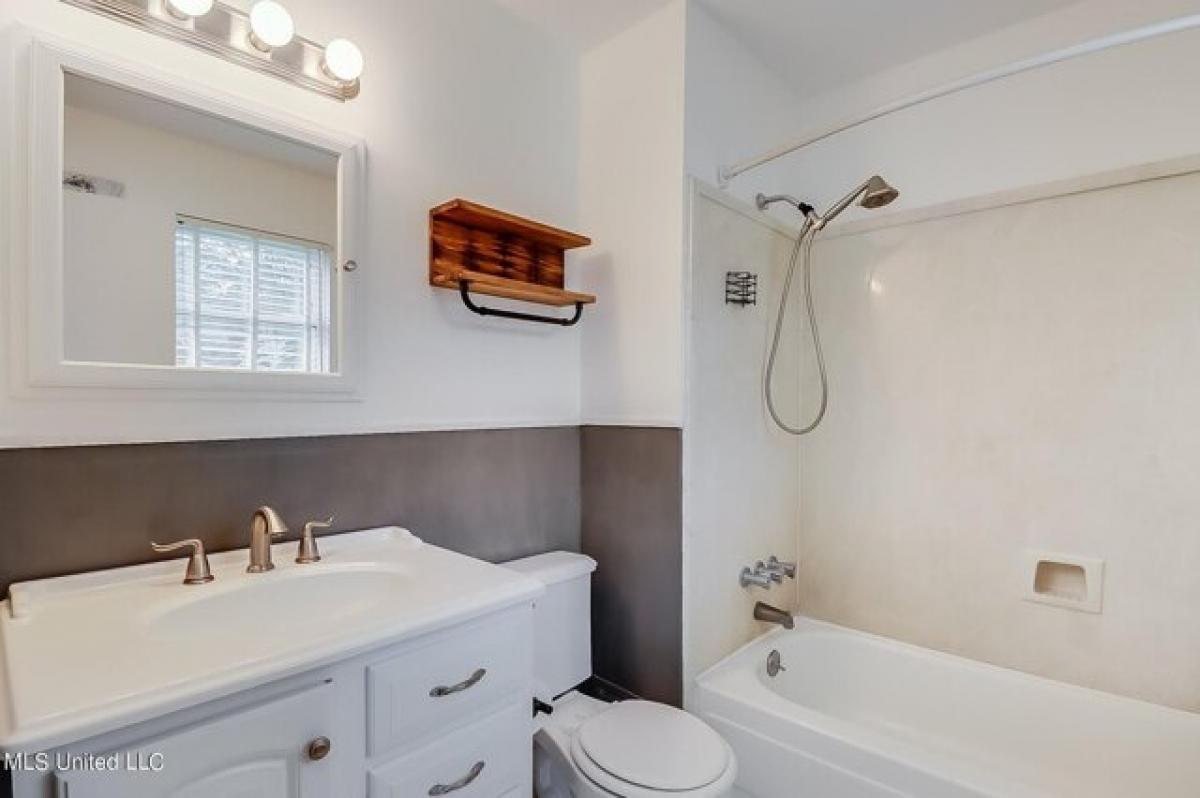 Picture of Home For Sale in Ocean Springs, Mississippi, United States