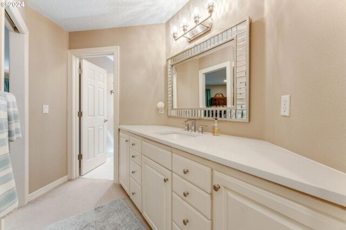 Picture of Home For Sale in Lake Oswego, Oregon, United States