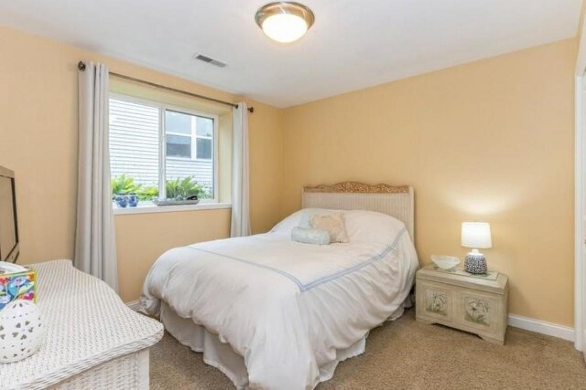 Picture of Home For Sale in Iowa City, Iowa, United States