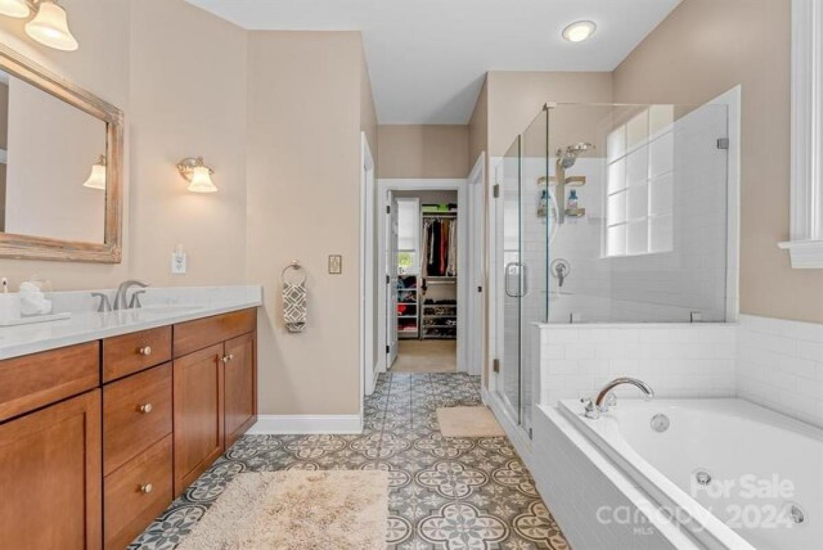 Picture of Home For Sale in Asheville, North Carolina, United States