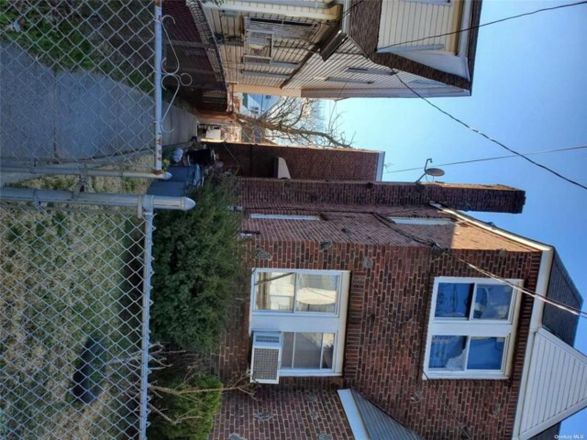 Picture of Home For Sale in Corona, New York, United States