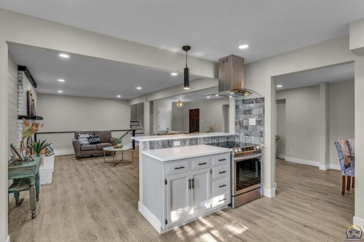 Picture of Home For Sale in Topeka, Kansas, United States