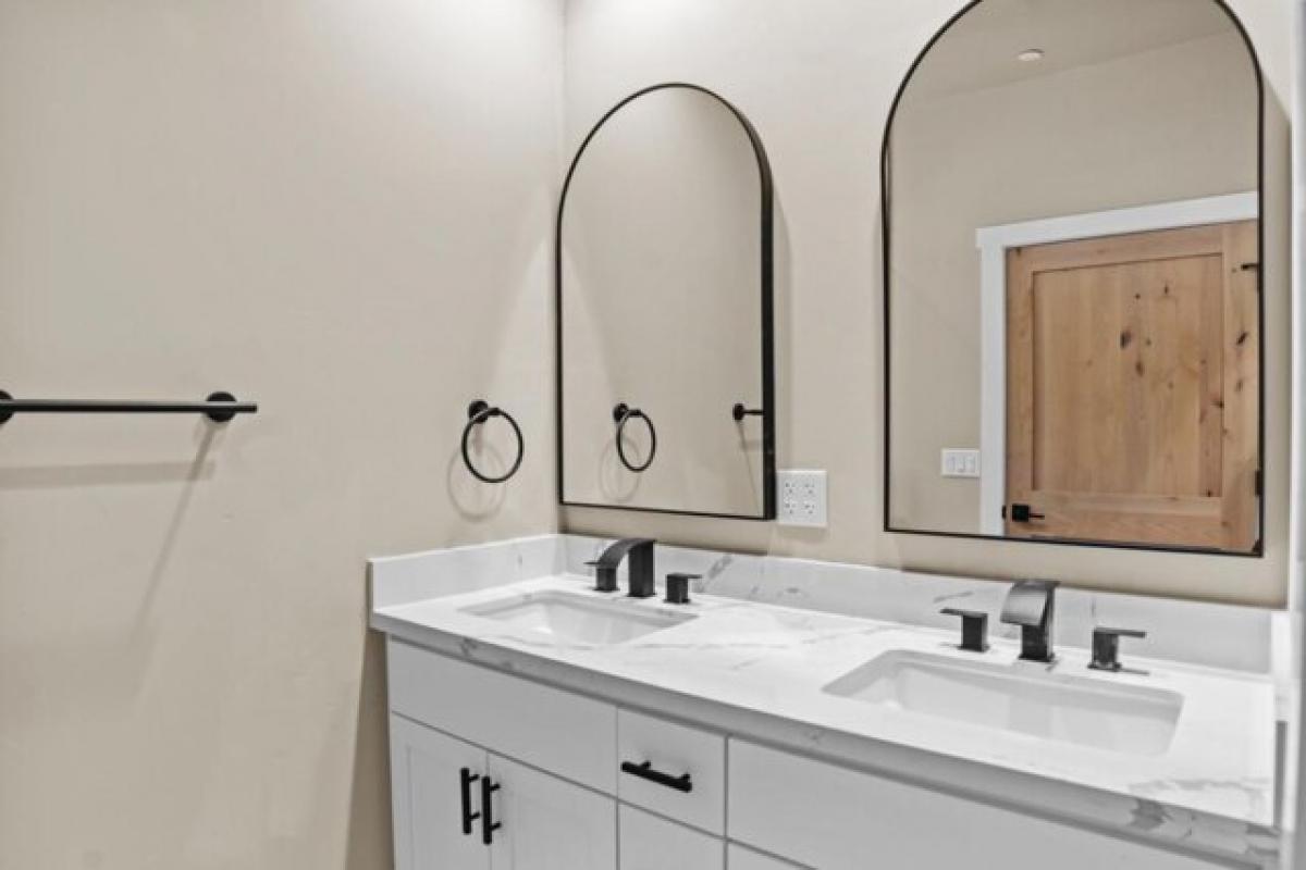 Picture of Home For Sale in South Lake Tahoe, California, United States