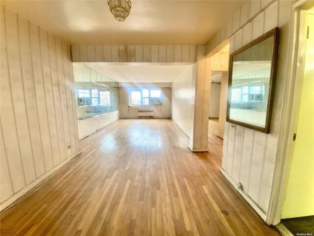 Picture of Home For Sale in Flushing, New York, United States