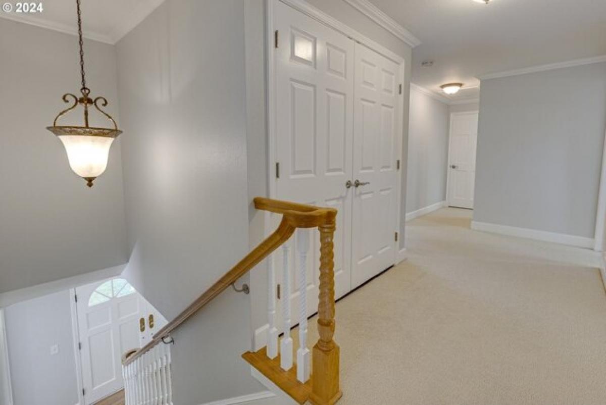 Picture of Home For Sale in Lake Oswego, Oregon, United States