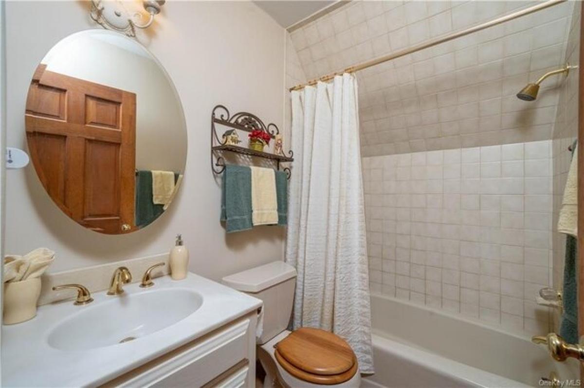 Picture of Home For Sale in Scarsdale, New York, United States