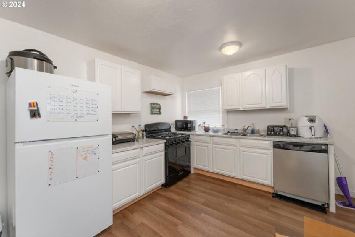 Picture of Home For Sale in Roseburg, Oregon, United States