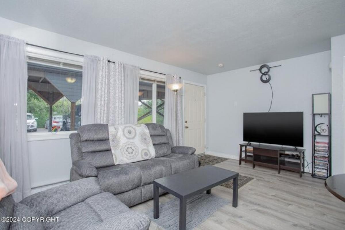 Picture of Home For Sale in Anchorage, Alaska, United States