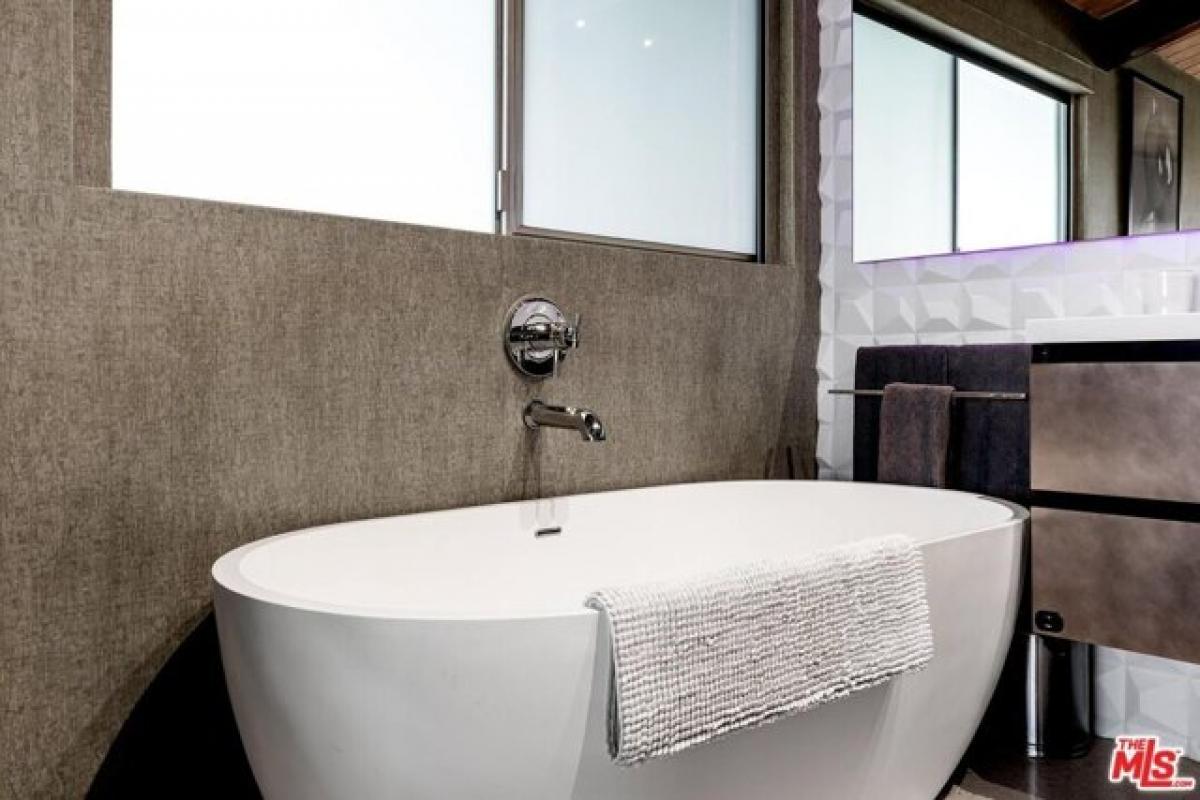 Picture of Home For Sale in Studio City, California, United States