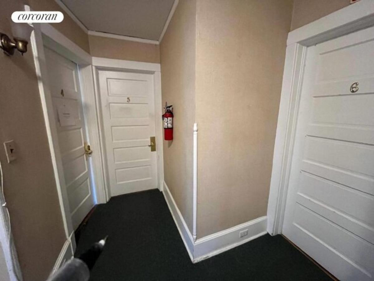 Picture of Home For Sale in Southampton, New York, United States