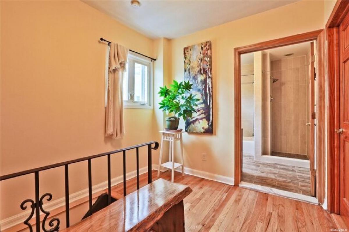 Picture of Home For Sale in Flushing, New York, United States