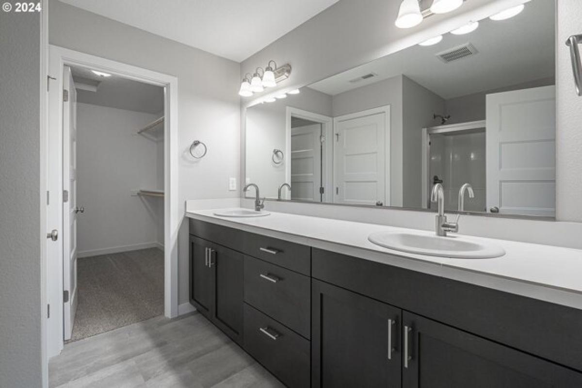 Picture of Home For Sale in Newberg, Oregon, United States