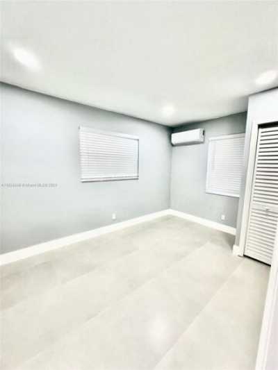 Home For Sale in Oakland Park, Florida