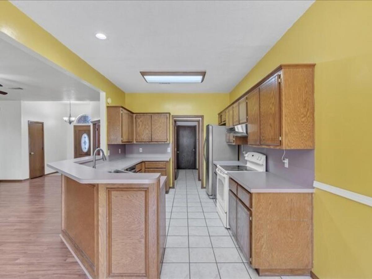 Picture of Home For Sale in Midwest City, Oklahoma, United States