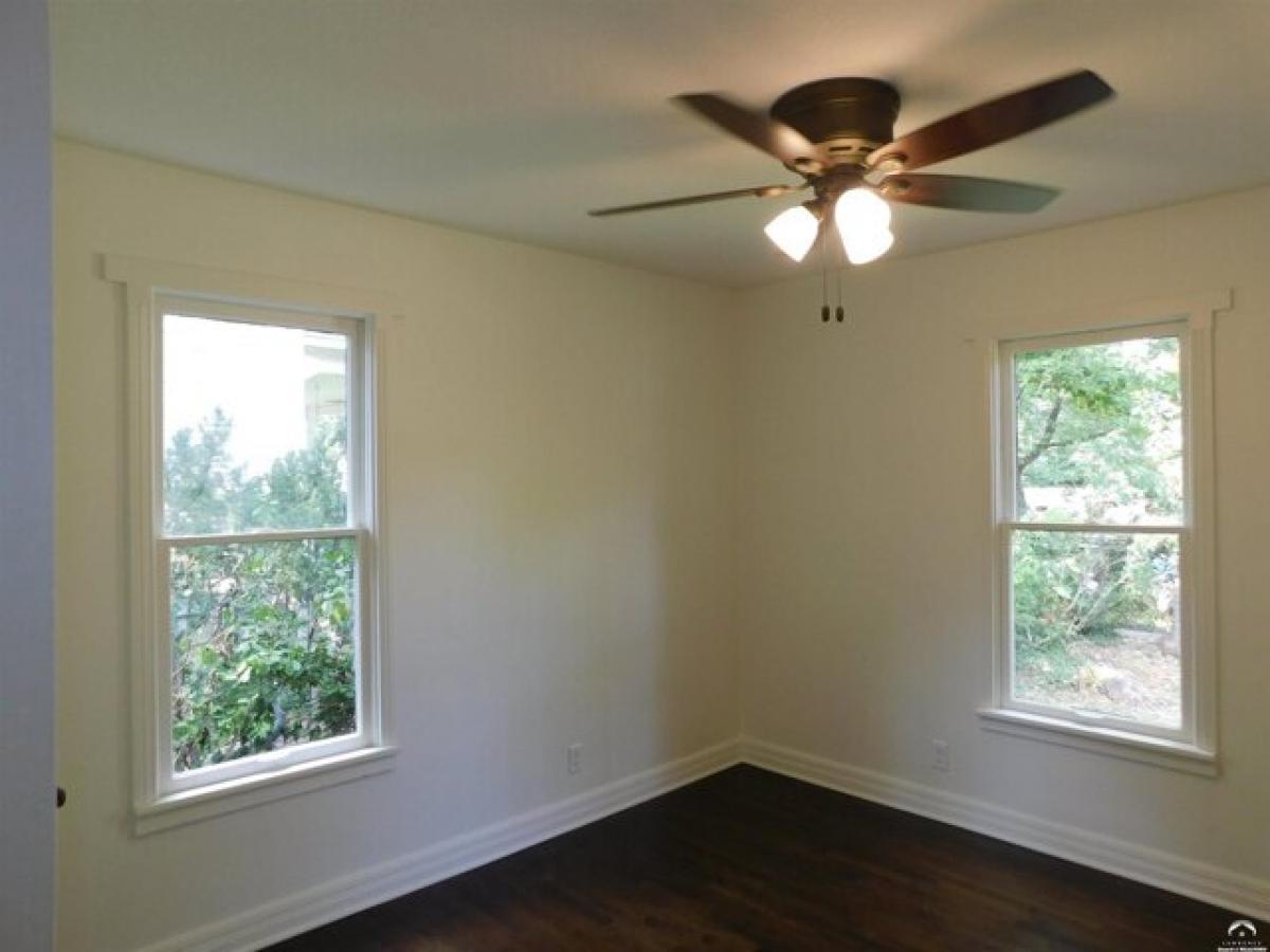 Picture of Home For Sale in Lawrence, Kansas, United States