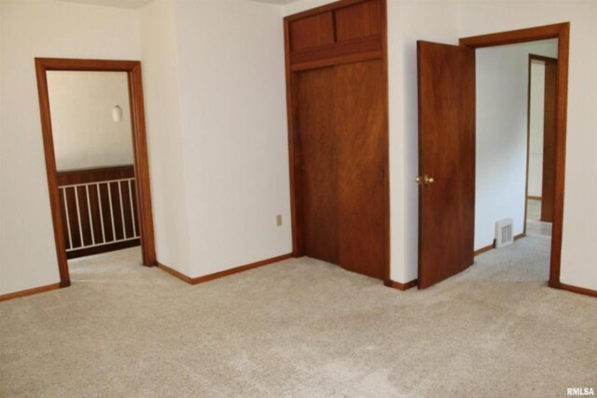 Picture of Home For Sale in Davenport, Iowa, United States