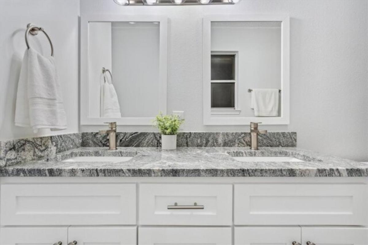 Picture of Home For Sale in Woodway, Texas, United States