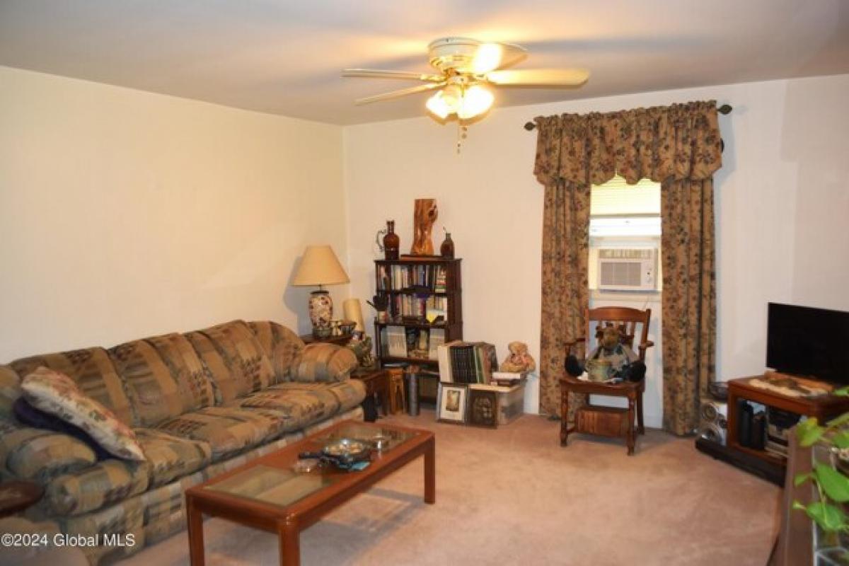 Picture of Home For Sale in Saratoga Springs, New York, United States