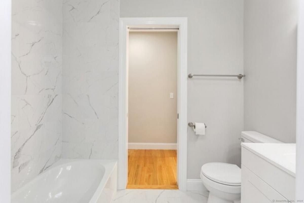 Picture of Home For Sale in Waterbury, Connecticut, United States