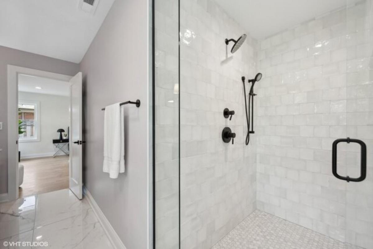 Picture of Home For Sale in Glenview, Illinois, United States