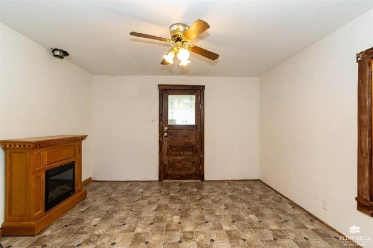 Picture of Home For Sale in Junction City, Kansas, United States