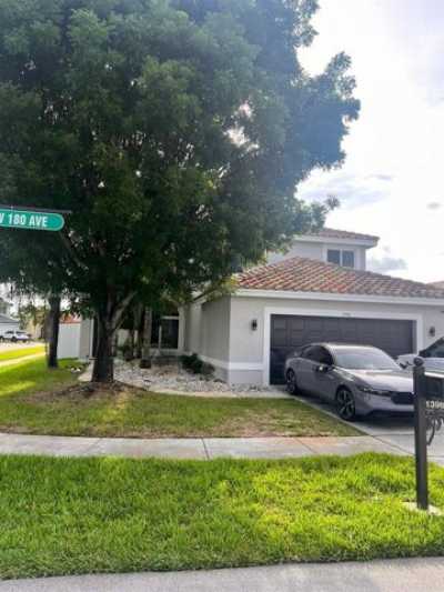 Home For Sale in Pembroke Pines, Florida