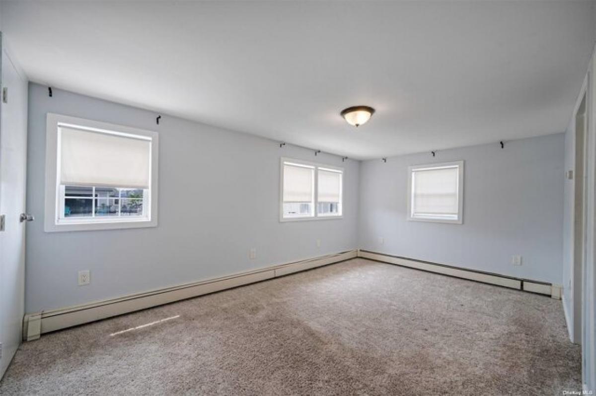 Picture of Home For Sale in Bellmore, New York, United States