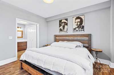 Home For Sale in Hendersonville, North Carolina