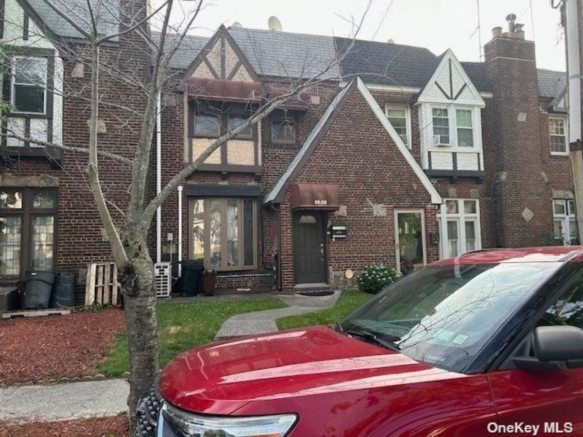 Picture of Home For Sale in Queens Village, New York, United States