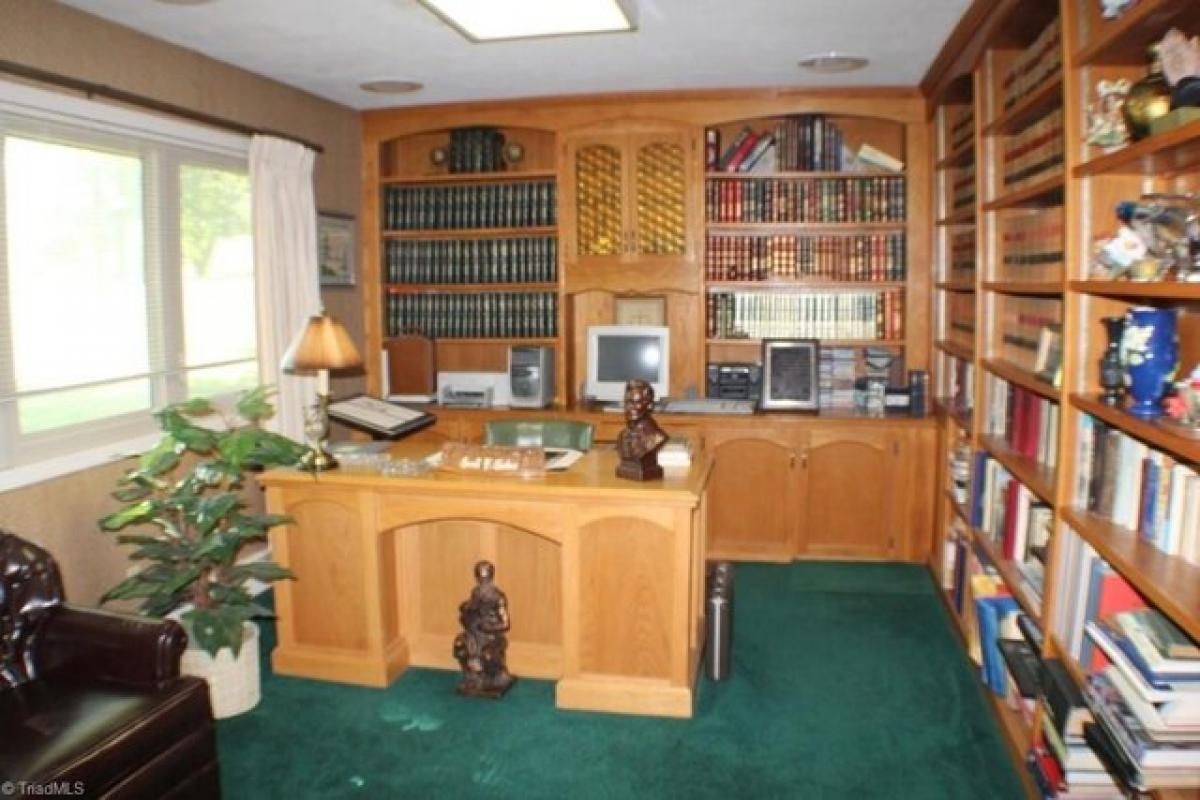 Picture of Home For Sale in Mount Airy, North Carolina, United States