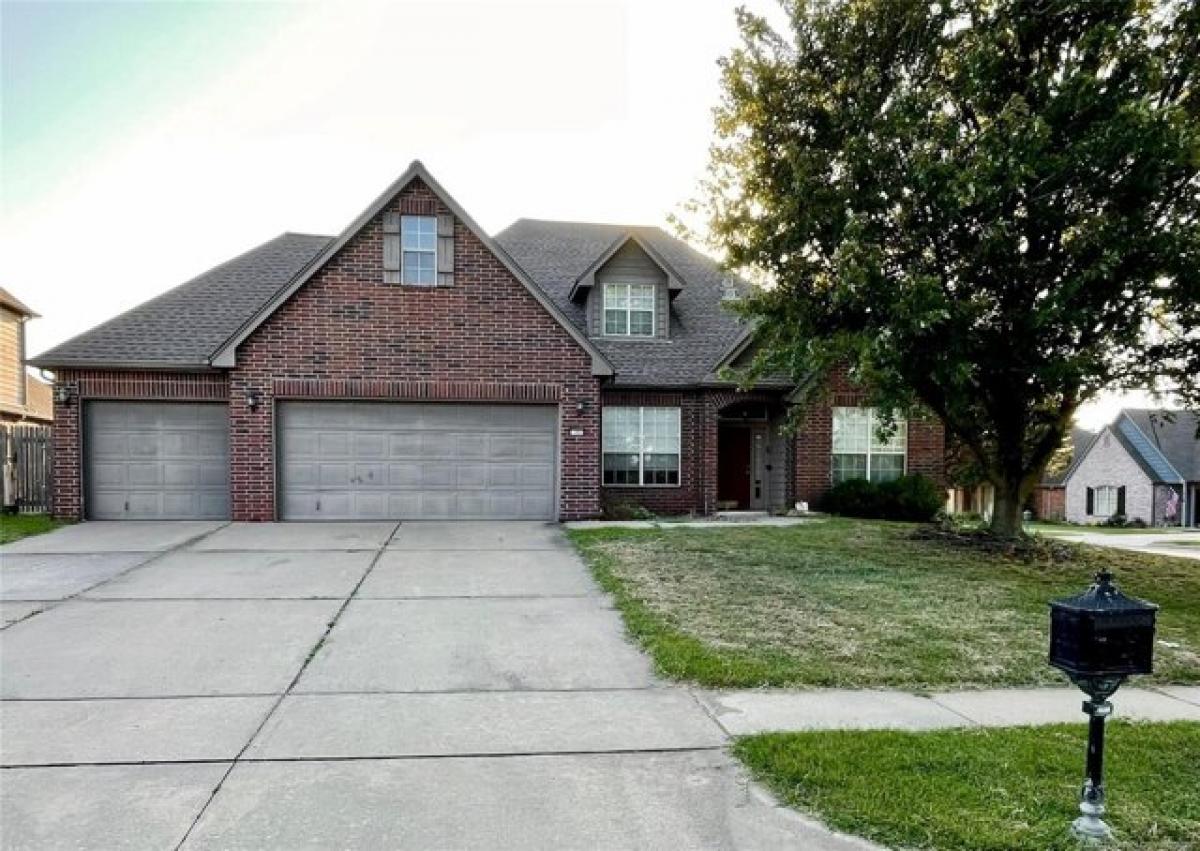 Picture of Home For Sale in Jenks, Oklahoma, United States