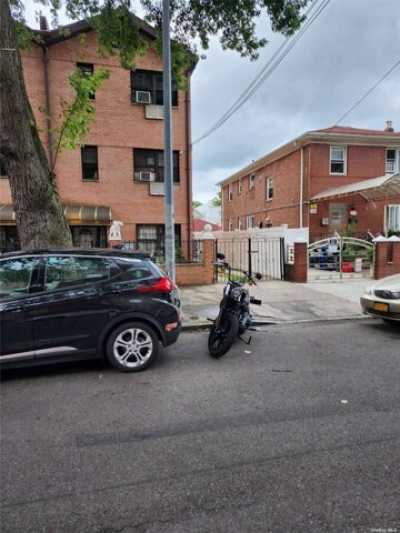 Home For Sale in Ozone Park, New York