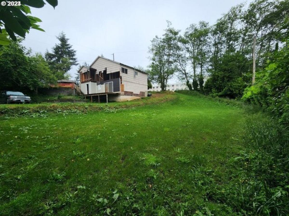 Picture of Home For Sale in Coos Bay, Oregon, United States