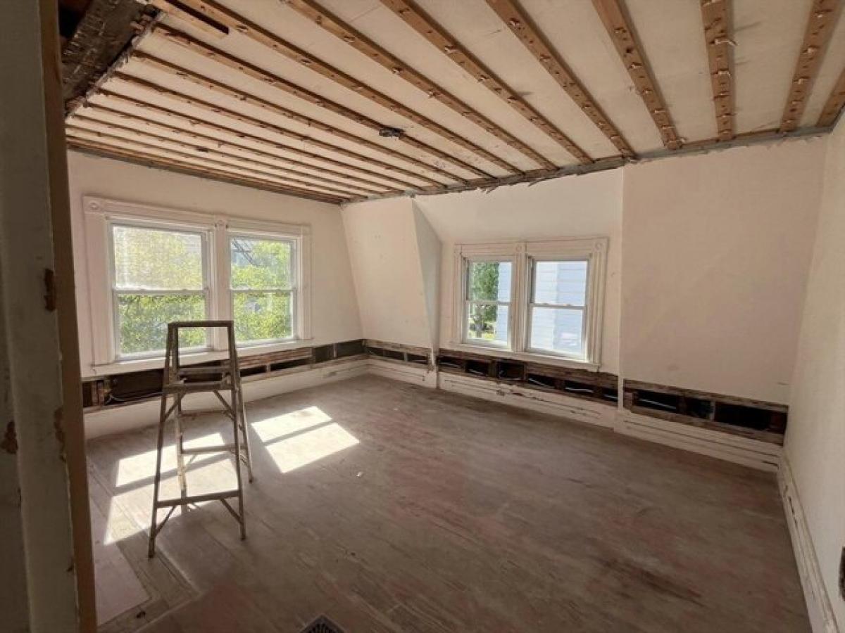 Picture of Home For Sale in New Bedford, Massachusetts, United States