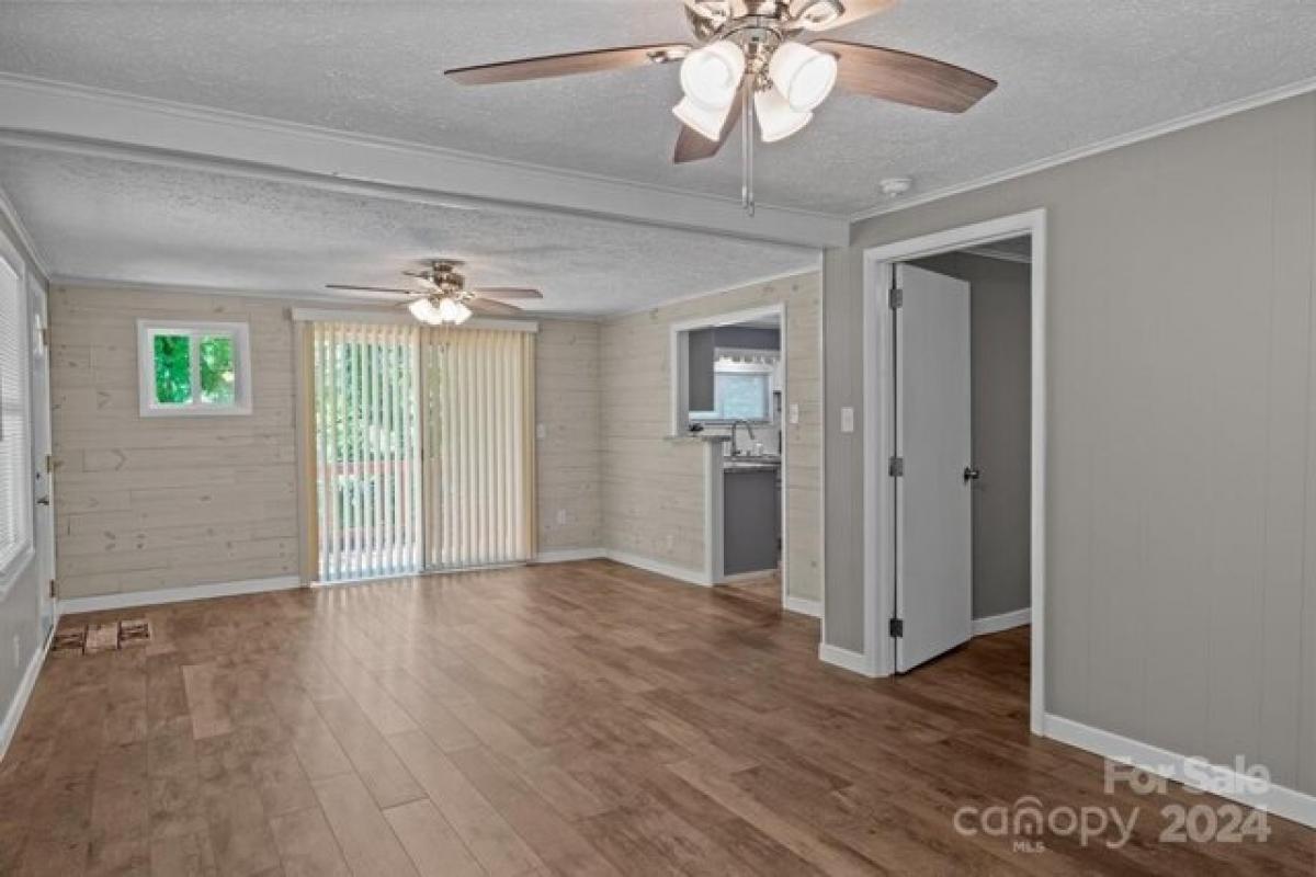 Picture of Home For Sale in Candler, North Carolina, United States