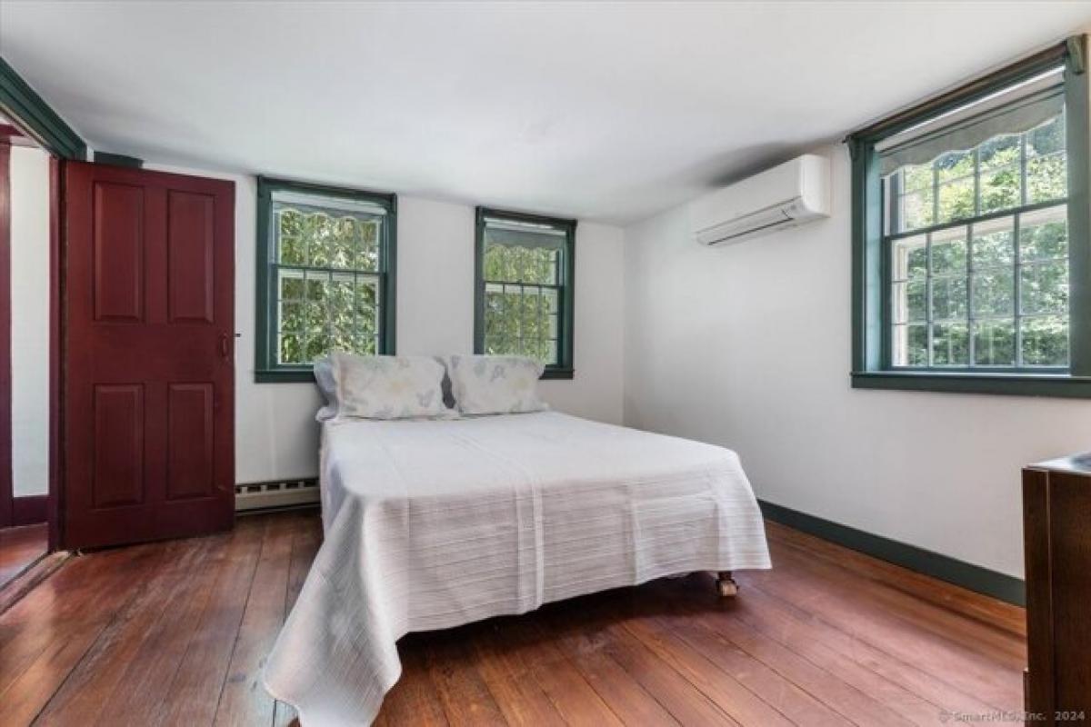 Picture of Home For Sale in Waterford, Connecticut, United States